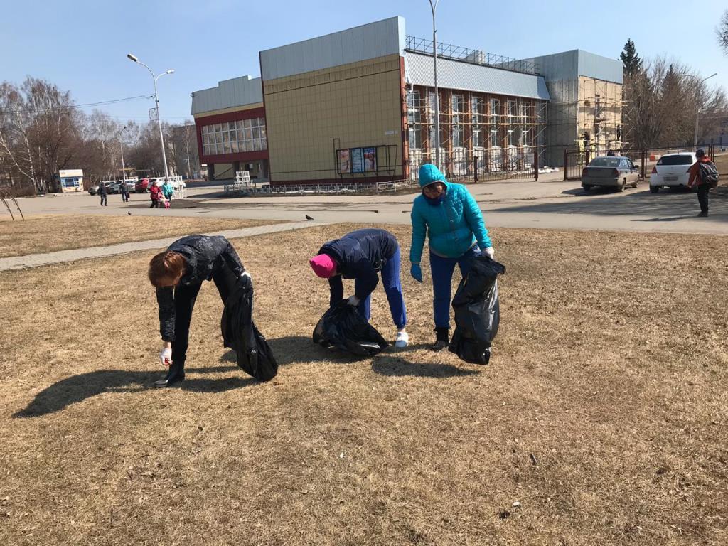 В «чистый четверг» в Барнауле убирали мусор с берегов реки и с обочин дорог  БАРНАУЛ :: Официальный сайт города