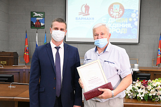 Заместитель главы администрации города по городскому хозяйству Сергей Пашковский вручил награды жителям Барнаула