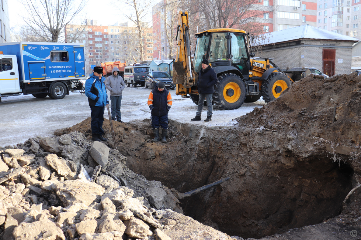 В Железнодорожном районе Барнаула устраняют повреждение на водопроводной  сети по улице Северо-Западной | 03.12.2022 | Барнаул - БезФормата