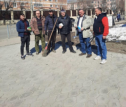 В районах Барнаула продолжают проводить акции по уборке улиц после зимы