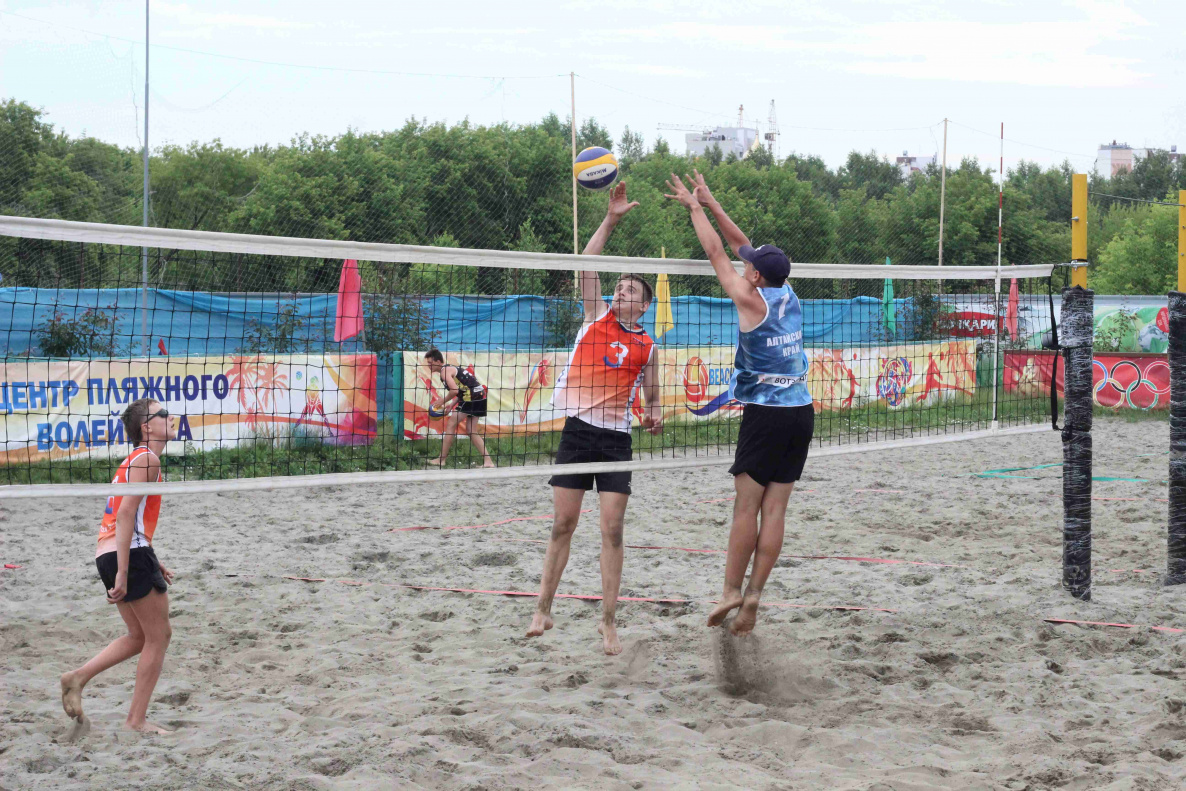 19 команд стали участниками краевого чемпионата по пляжному волейболу в Барнауле
