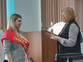 Переходящий кубок конкурса «Учитель года Алтая» передали победительнице 2021 года Софье Киндяковой