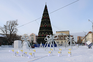 Новогодний городок на площади Свободы продолжают оформлять 