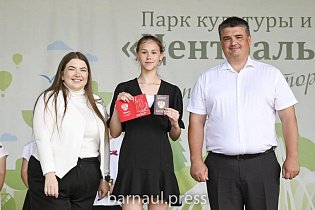 В рамках праздничной программы «Время молодых» в парке культуры и отдыха «Центральный» молодым барнаульцам вручили их первые паспорта