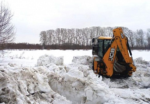 Жителям частных домов в Барнауле помогают в отведении талых вод 