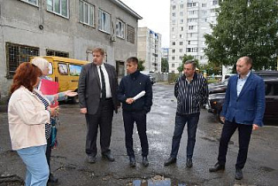 Жители дома №60 по улице Шумакова обсудили ремонт двора, который ведется по нацпроекту «Жилье и  городская среда»