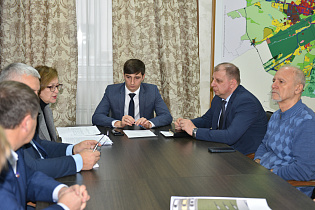 В администрации Барнаула обсудили концепцию реконструкции фасада Планетария и благоустройства прилегающей территории