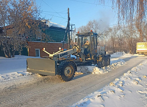 Дорожная служба продолжает вывоз снега с улиц города