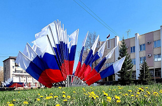 Яркими флагами и плакатами украсили краевую столицу ко Дню Победы
