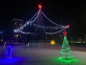 Барнаул сияет огнями: как оформили к Новому году Индустриальный район