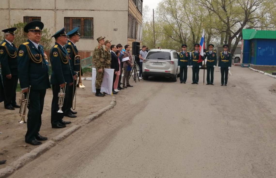 В Ленинском районе проходят концерты ко Дню Победы во дворах ветеранов  Великой Отечественной войны БАРНАУЛ :: Официальный сайт города