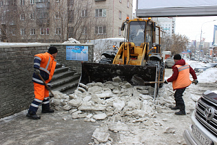 Барнаульские дорожники продолжают механизированную и ручную очистку тротуаров 