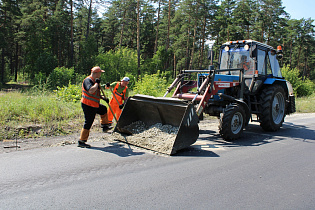 В Барнауле асфальтируют дороги в рамках текущего ремонта