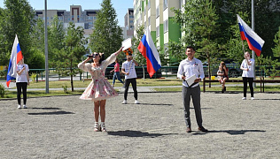 С музыкальными поздравлениями в День России выступили  барнаульские артисты