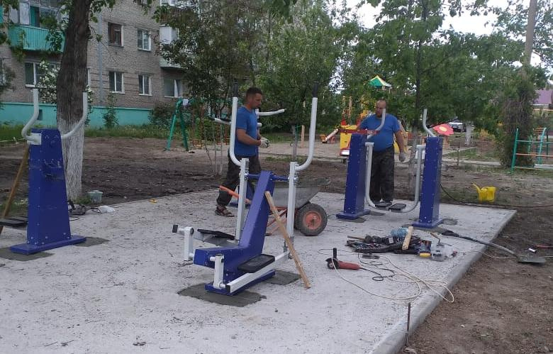 Еще одну зону для занятий спортом устанавливают в Железнодорожном районе Барнаула на средства гранта