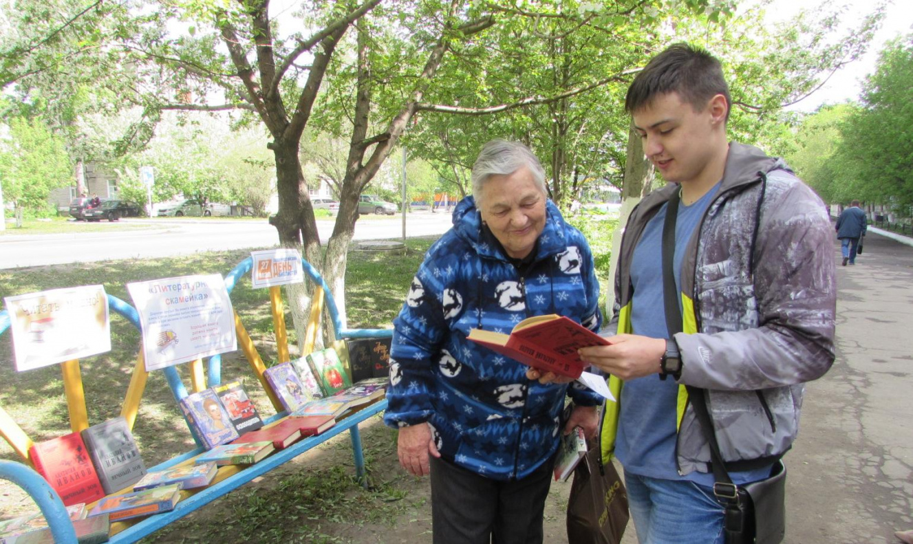 Литературная скамейка в библиотеке