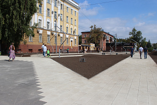 В сквере на улице Чкалова в Барнауле появились новые тротуары и освещение