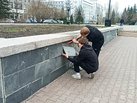 В Барнауле на Обском бульваре начался текущий ремонт подпорных стенок клумб