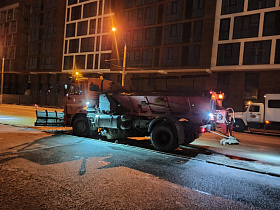 В Барнауле продолжается обработка дорог и тротуаров противогололедными реагентами       