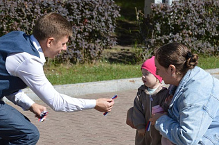В День Государственного флага барнаульцам раздают ленточки с триколором 