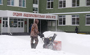 В барнаульских школах и детских садах регулярно расчищают от снега кровли и прилегающую территорию