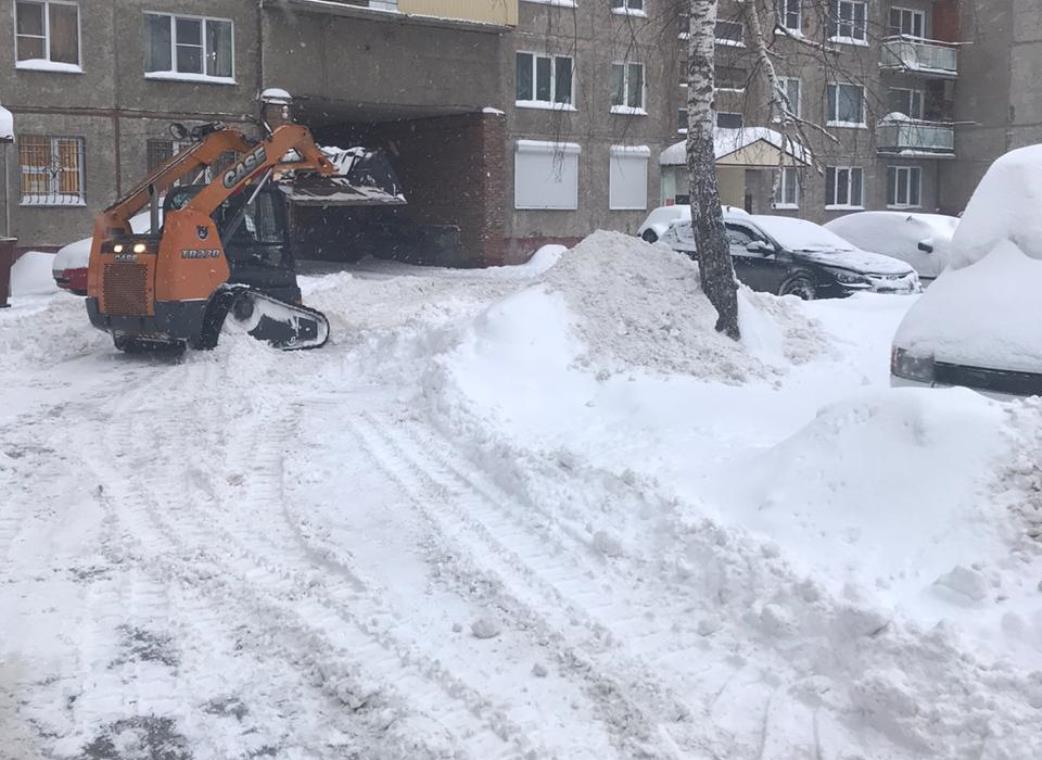 Идет очистка от снега территории Ленинского района города Барнаула БАРНАУЛ  :: Официальный сайт города