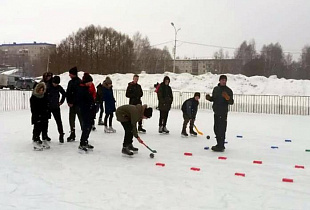 Сезон проекта «Зимний дворовый инструктор» завершился в Центральном районе эстафетами на катке