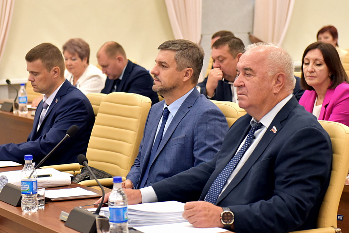 Депутаты утвердили имя нового Почетного гражданина города и поощрили дипломом и памятным знаком двух барнаульцев