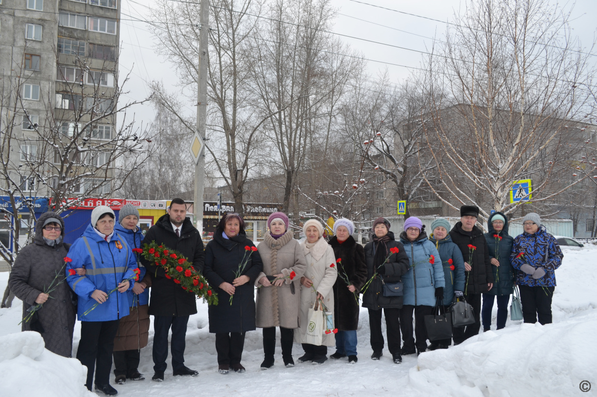 В микрорайоне Новосиликатный возложили цветы | 22.02.2023 | Барнаул -  БезФормата