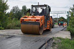 Дорожная служба асфальтирует переулок Короткий в Барнауле 