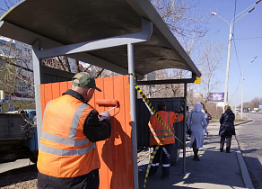 Дорожники Барнаула продолжают уборку городских улиц, моют и красят остановки