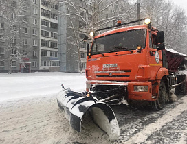 Снегоуборочная техника на дорогах Барнаула 29 ноября