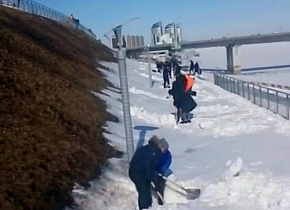 В Нагорном парке Барнаула расчищают от снега и льда водоотводную систему