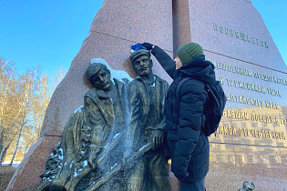 В преддверии Дня неизвестного солдата волонтёры провели акцию по очистке от снега памятников и мемориалов в Барнауле