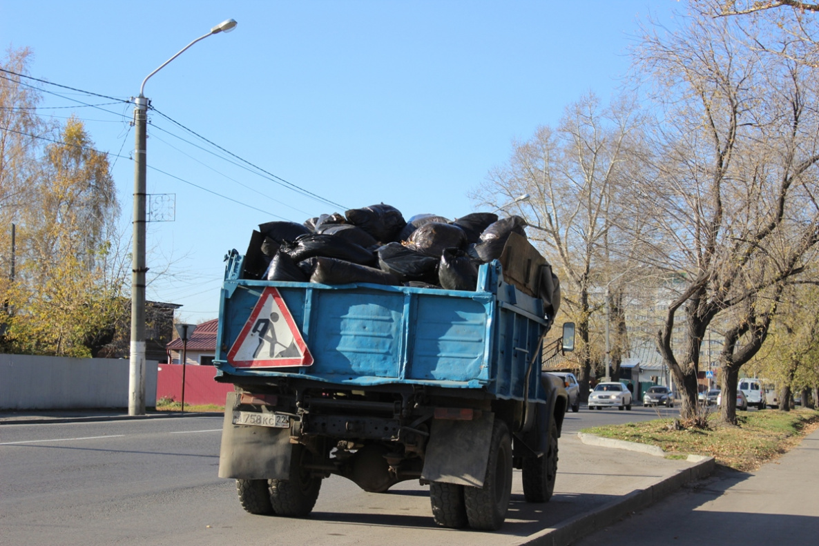 64 машины мусора и более 75 тонн придорожного смета вывезли дорожники на  полигон в субботник БАРНАУЛ :: Официальный сайт города