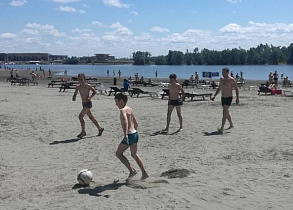 В Барнауле открылся официальный городской пляж. Фото.