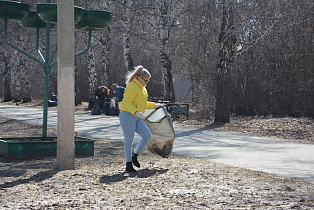 В районах Барнаула проводят экологические акции по уборке улиц от мусора 