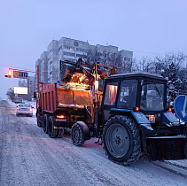 В Новогоднюю ночь и 1 января снегоуборочная техника работает  на дорогах города
