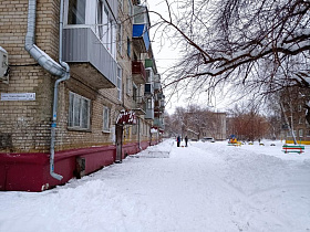 В Барнауле на особом контроле – уборка снега и очистка наледи во дворах многоэтажек 