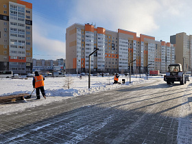 Скверы, тротуары, остановочные площадки: дорожные службы продолжают снегоуборочные работы на улицах Барнаула