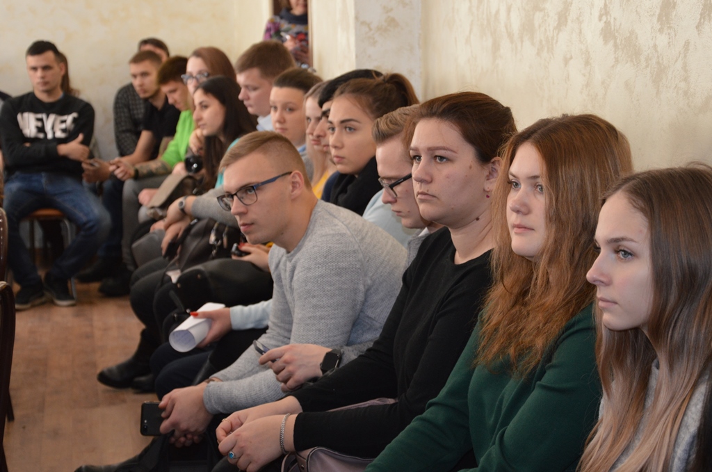 Студенты посетили школу. Студенты посетили школу