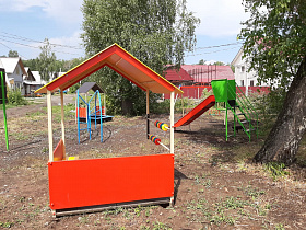 В пригороде Барнаула на средства гранта администрации города обустраивают детскую площадку и сцену