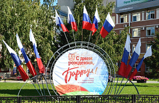 Барнаул ко Дню города празднично украсили флагами и баннерами
