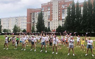 Жители Индустриального района Барнаула присоединились к всероссийской акции «Танцевальный флешмоб ко Дню России»