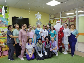 Народный фронт в Алтайском крае поздравил маленьких пациентов центра охраны материнства и детства 