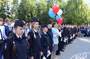 Начальник УМВД России по городу Барнаулу на линейке приветствовал первоклассников правоохранительного класса