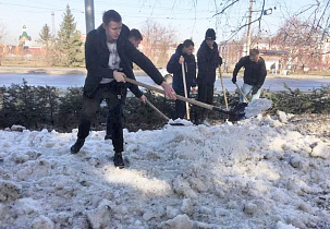 Месячник саночистки в Железнодорожном районе стартовал с ворошения снега и сбора мусора
