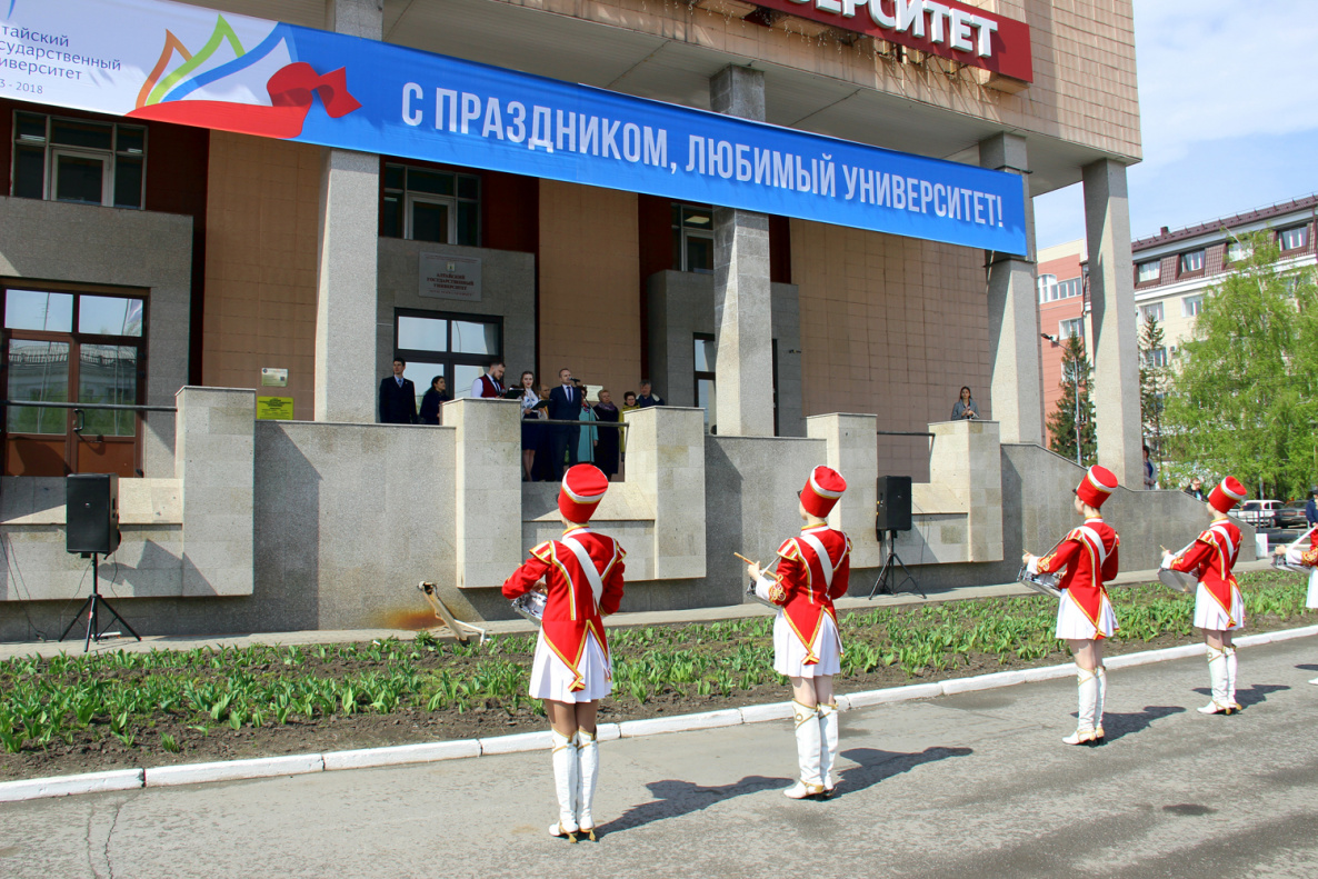 В АлтГУ торжественно подняли флаг в честь открытия недели, посвященной  45-летию вуза БАРНАУЛ :: Официальный сайт города