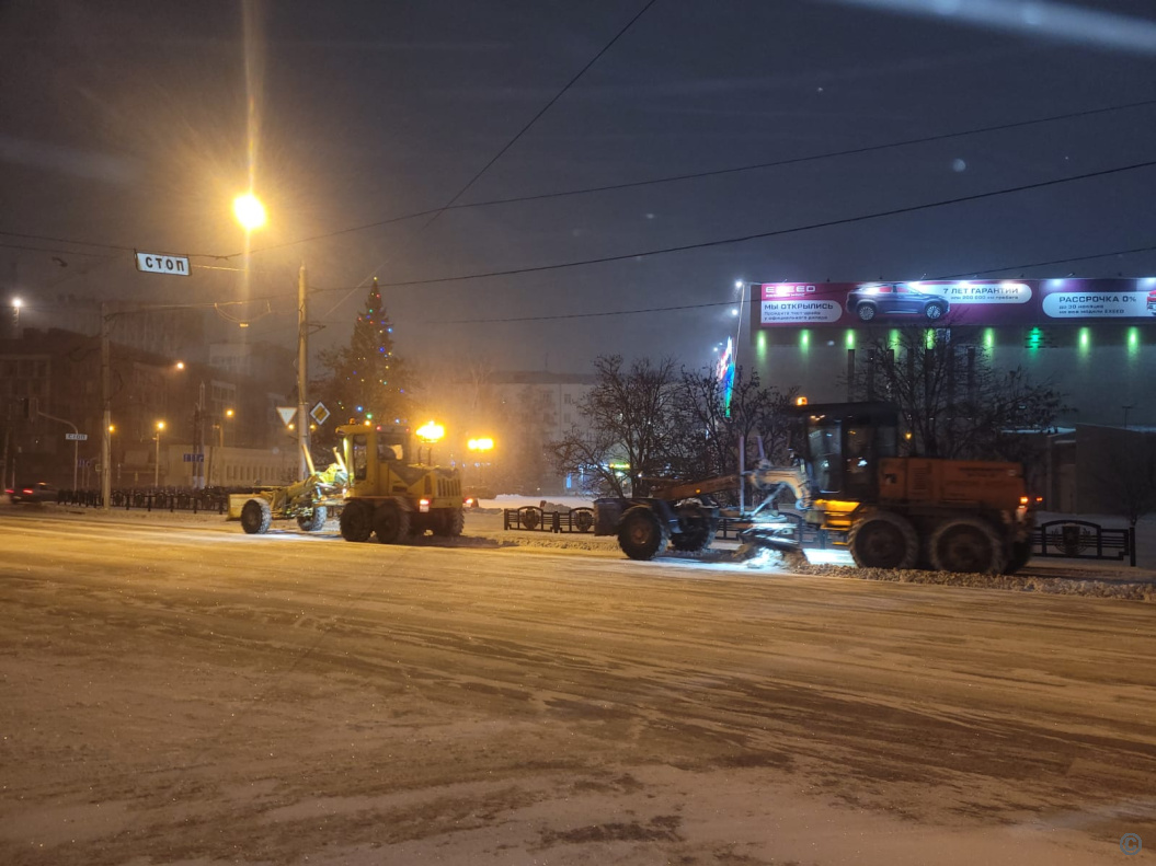 В Барнауле дорожная техника в круглосуточном режиме работает на улицах  города БАРНАУЛ :: Официальный сайт города