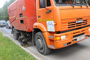118 единиц спецтехники работают на санитарной уборке дорог в Барнауле 28 мая